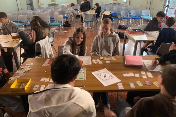Una lezione speciale tra Monopoli, teamwork e inglese